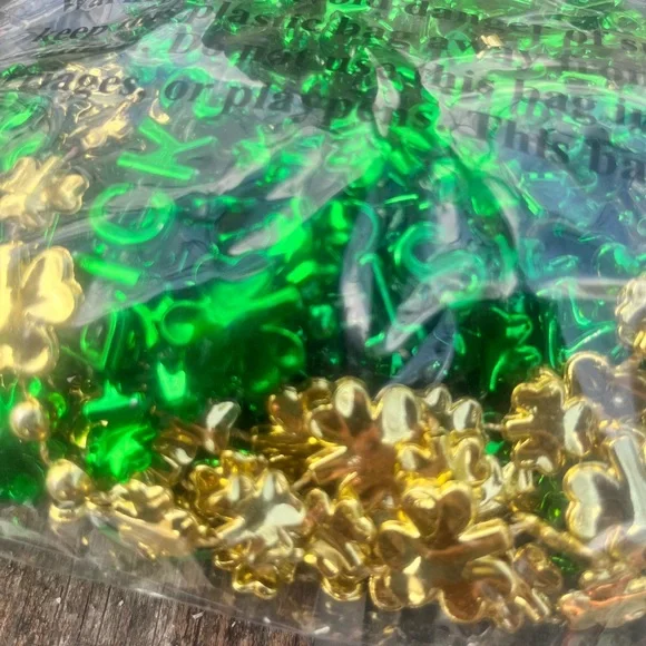 NEW ST. PATRICKS DAY ADULT PARTY FAVORS BUNDLE OF 2 (BUTTONS & NECKLACES) 40 CT - Picture 9 of 9